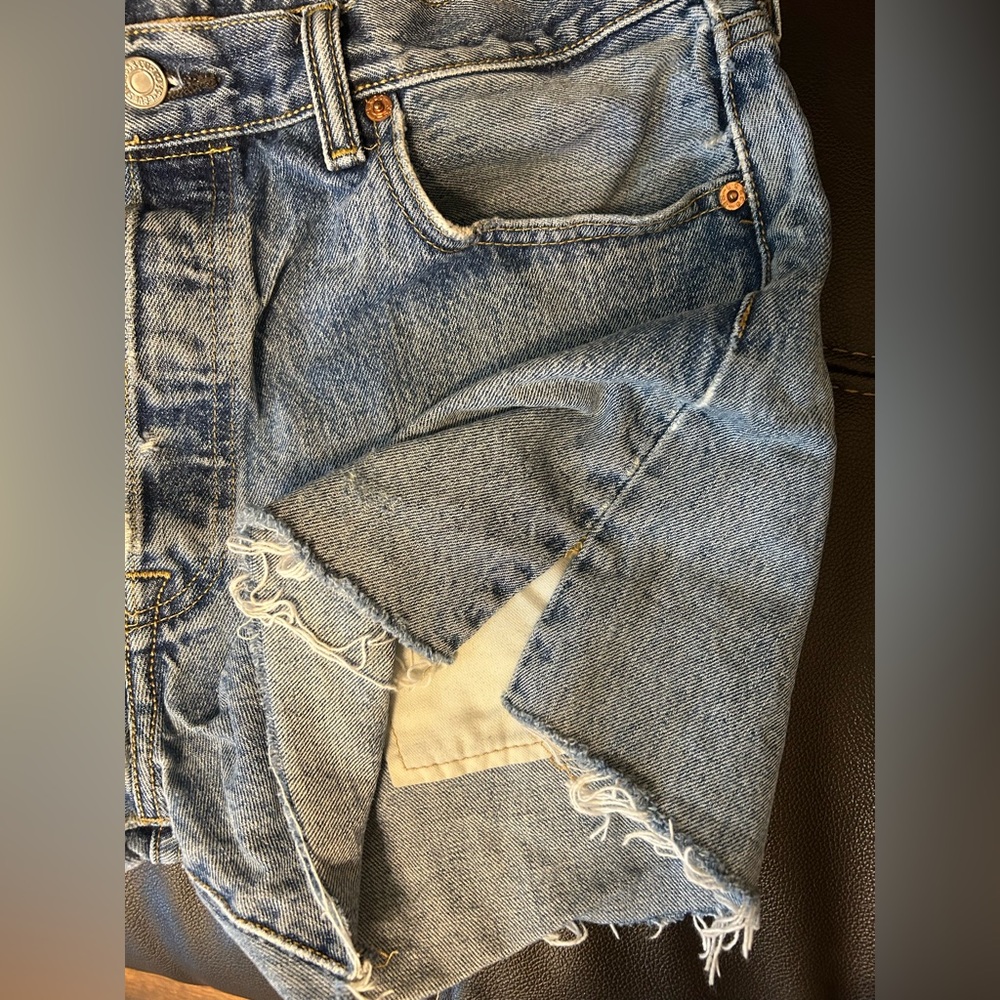 Levi’s 501 Button Fly Cut Off Shorts. Size 34 - Picture 7 of 11